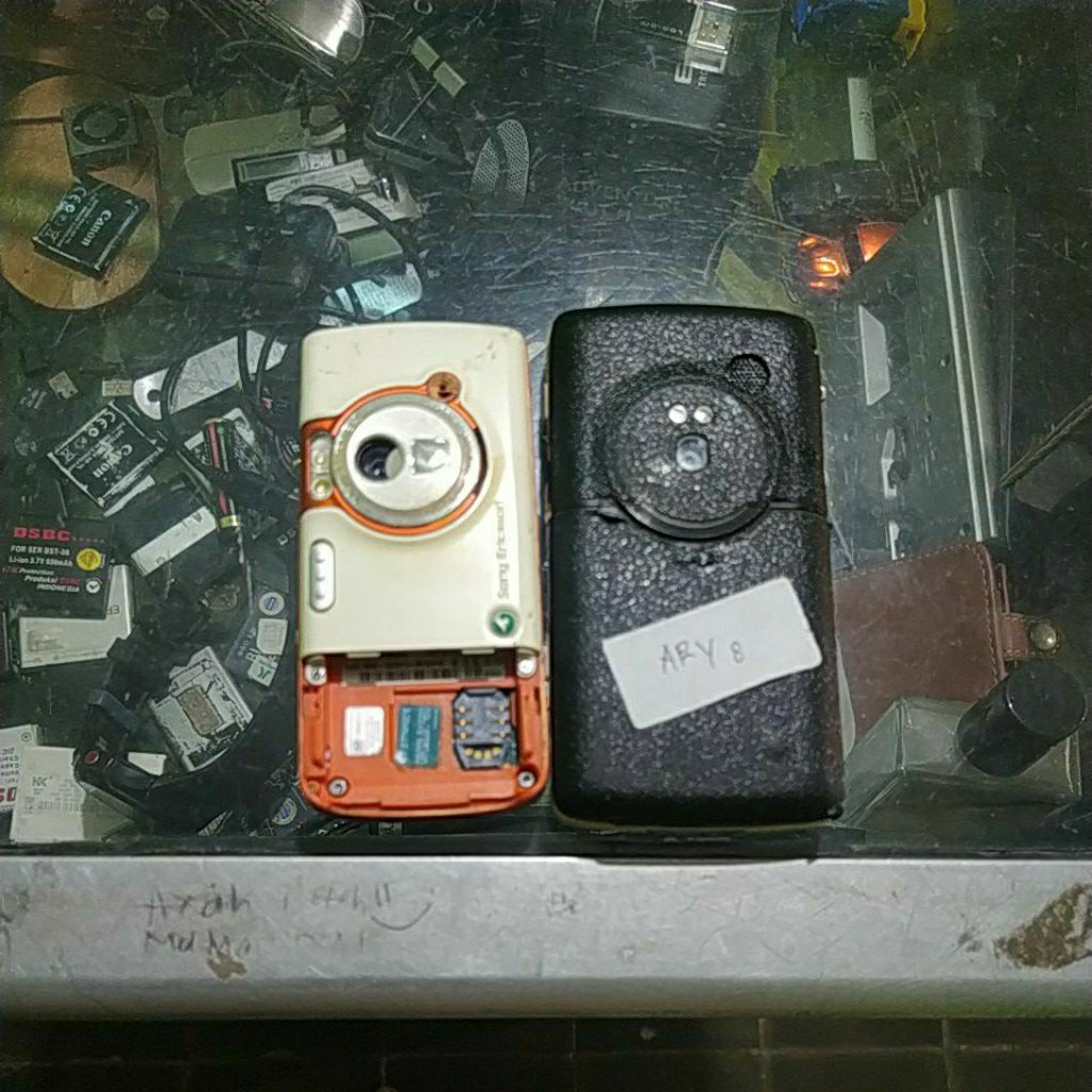 sony ericsson w960 dan w800i bahan bukan normal
