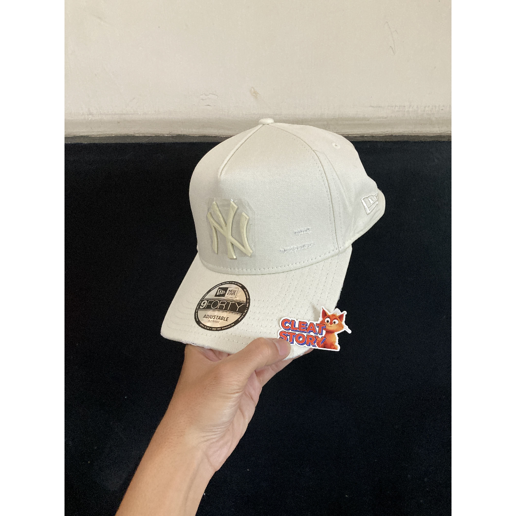 TOPI 940AF STRAPBACK X MLB NY YANKEES METAL LOGO DAMAGED MATERIAL OFF WHITE ORIGINAL NO BOX [1454237