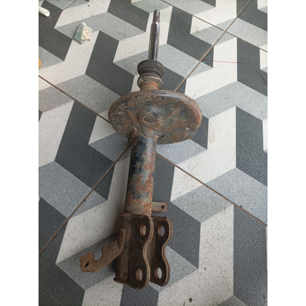 Shockbreaker Kiri depan Toyota corolla twincam