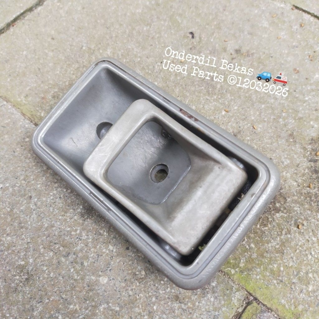 handle pintu dalam Daihatsu charade 1985