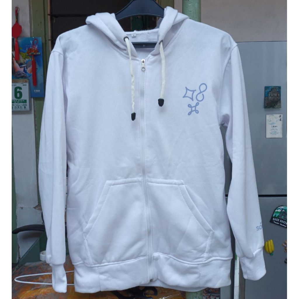 Jacket Hoodie warna Putih merk BTS Sowoozoo Preloved