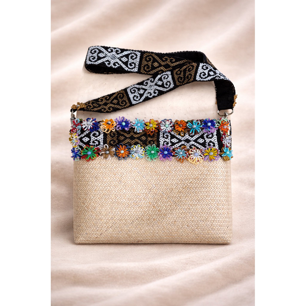 Manika Kaltim - Tas Anyaman Etnik Premium Handmade – Sling Bag Motif Dayak Manik Warna-warni