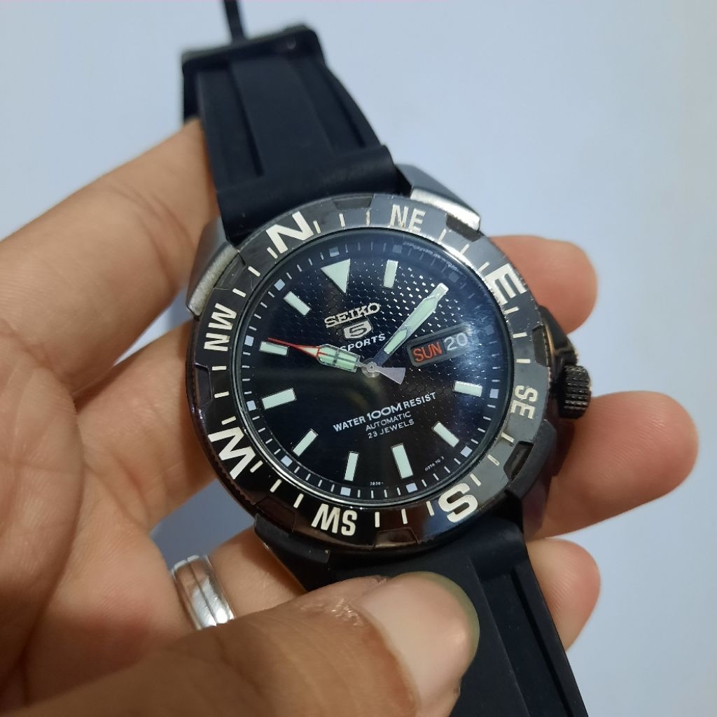 Seiko 5 Sports SNZE81K2 Black Hitam Honey Comb Tekstur Dial 7s36-02P0 SNZE81