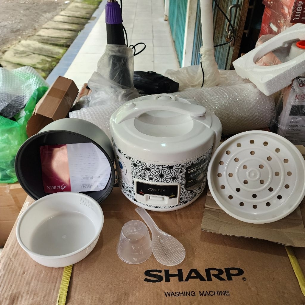 Magic Com Kirin KRC-150M ukuran 1,3 liter anti lengket bisa untuk memasak, memanaskan, mengukus prak