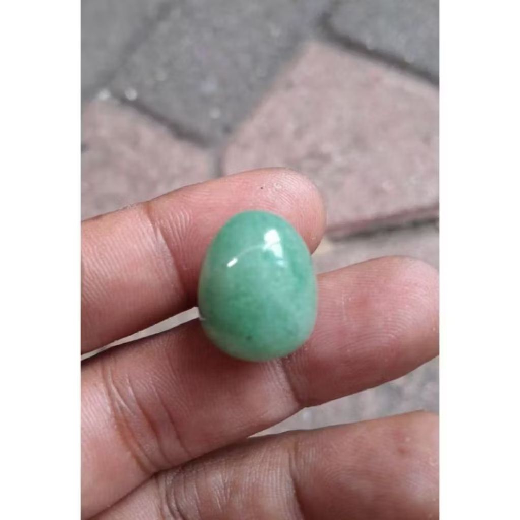 Batu giok natural bentuk telur  merak hijau