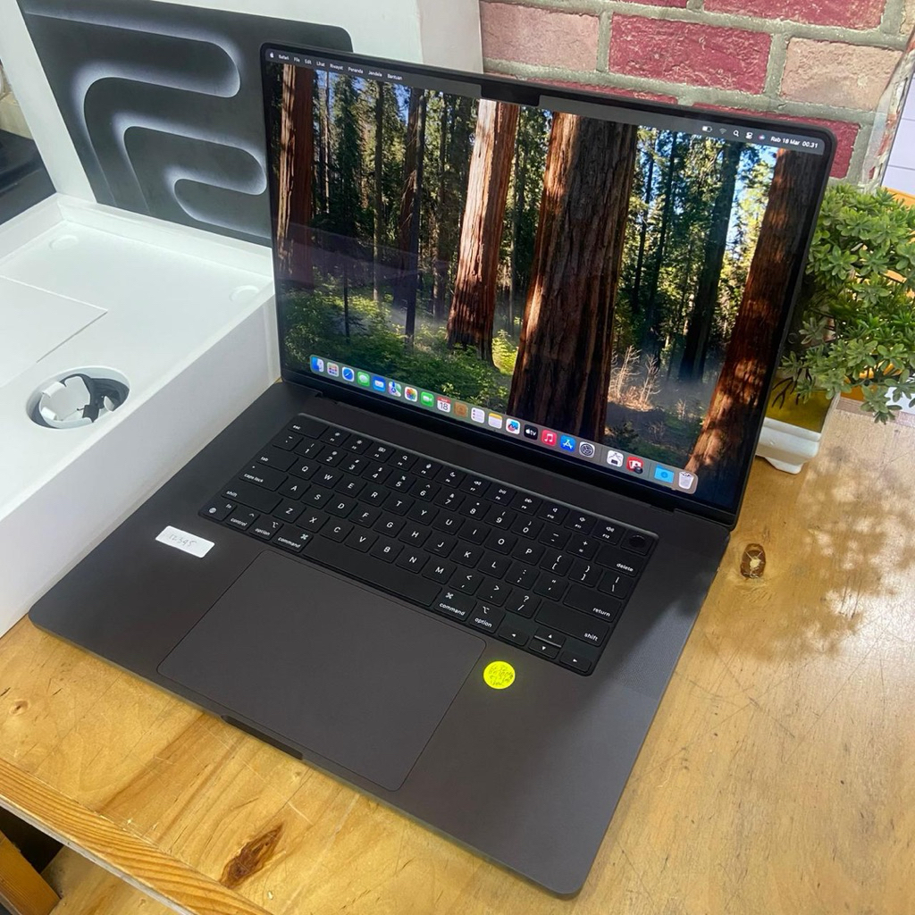 Macbook Pro M3 MRW13ID 16 inch 18/512GB Space Black Like new garansi resmi Jan 2027