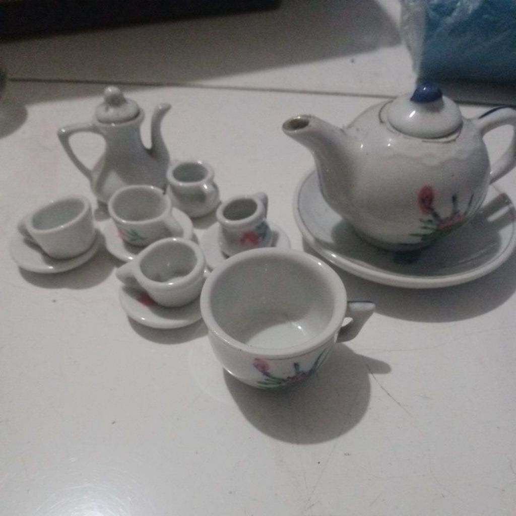 Hiasan keramik teko , gelas dan piring (second)