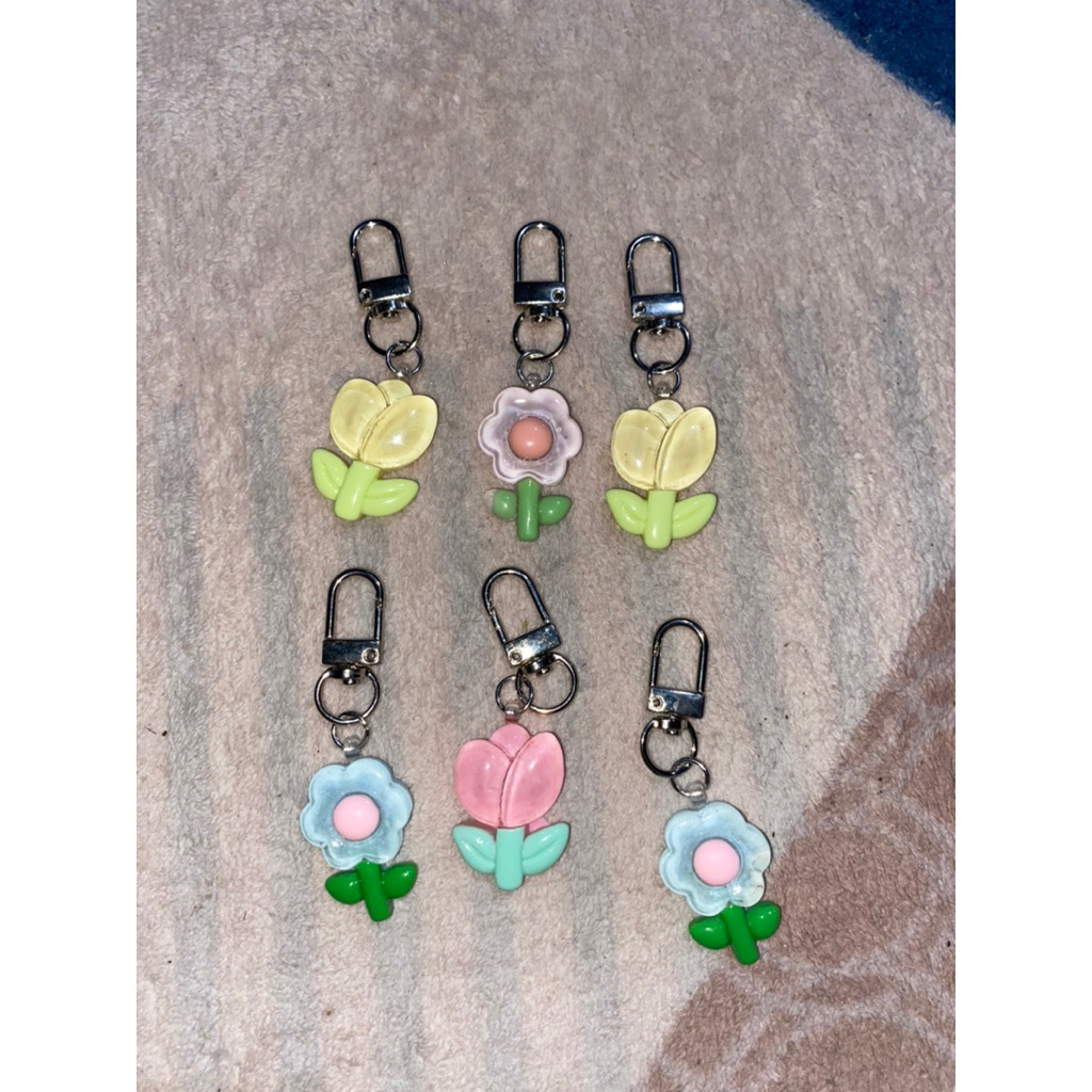 gantungan kunci simpel clay resin bunga