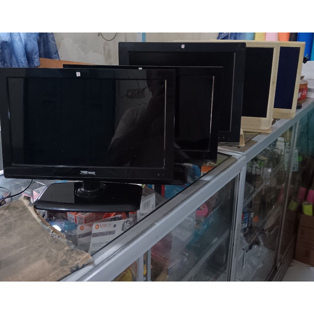 LCD MONITOR 15" Kotak & Wide (RUSAK)