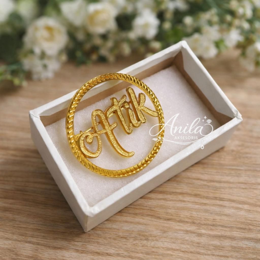 Pin Nama Custom Lapis Emas | Bros Nama Kuningan Elegan | Bros Nama Custom Bulat Grafir Simple Premiu