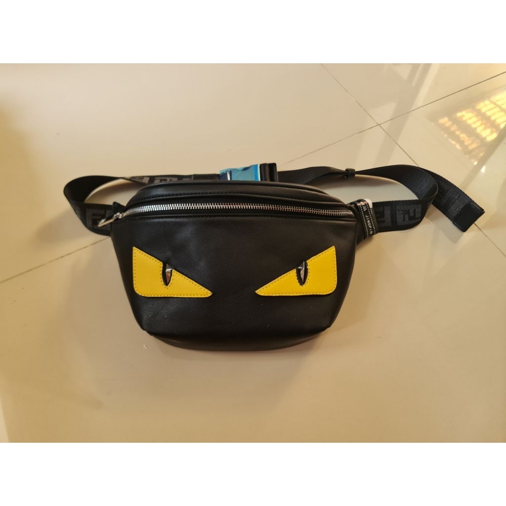 096. Tas Waistbag Pria Fendi Black
Like New

Size : 29cm x 4.5cm x 12pcm

Bahan Kulit PU (Polyuretha