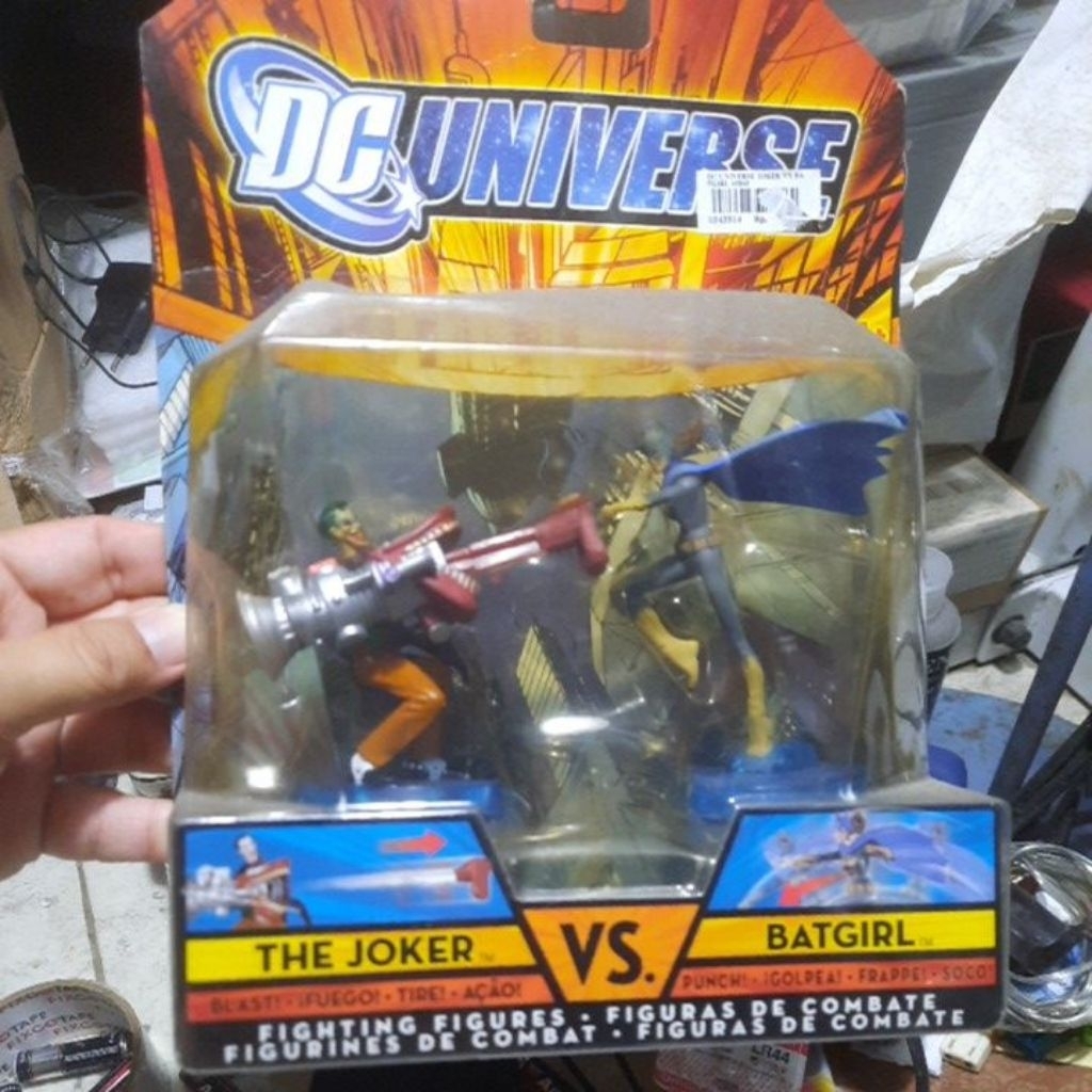 Figures Batgirl dan joker dc universe