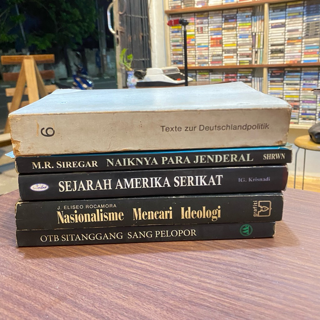 Texte zur Deutschlandpolitik | Naiknya Para Jenderal - M.R. Siregar | Sejarah Amerika Serikat - I.G.