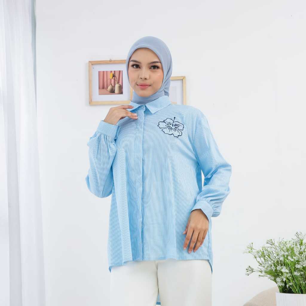 Kemeja Batik Wanita Lengan Panjang Biru Muda Garis Putih Motif Bunga Minimalis