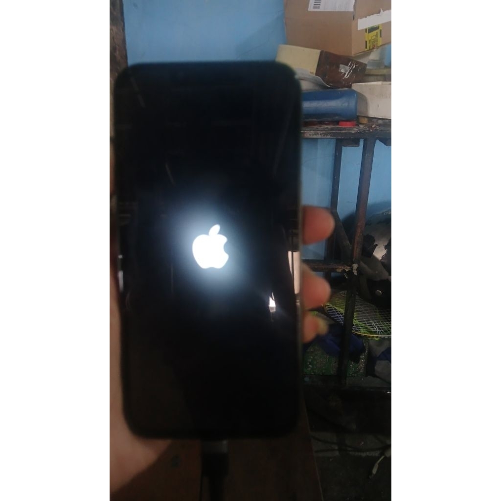 iPhone 13 128gb stuck logo