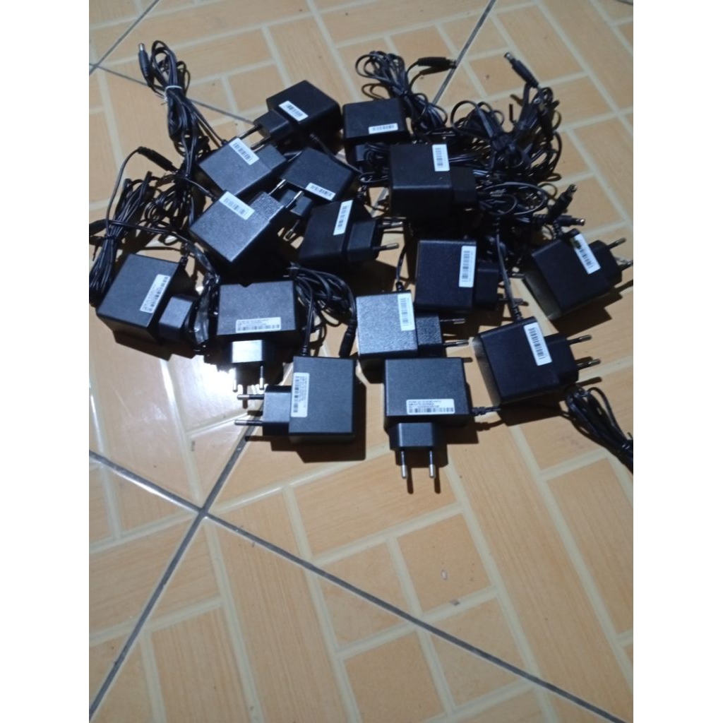 Adaptor 12V 1A bekas ont