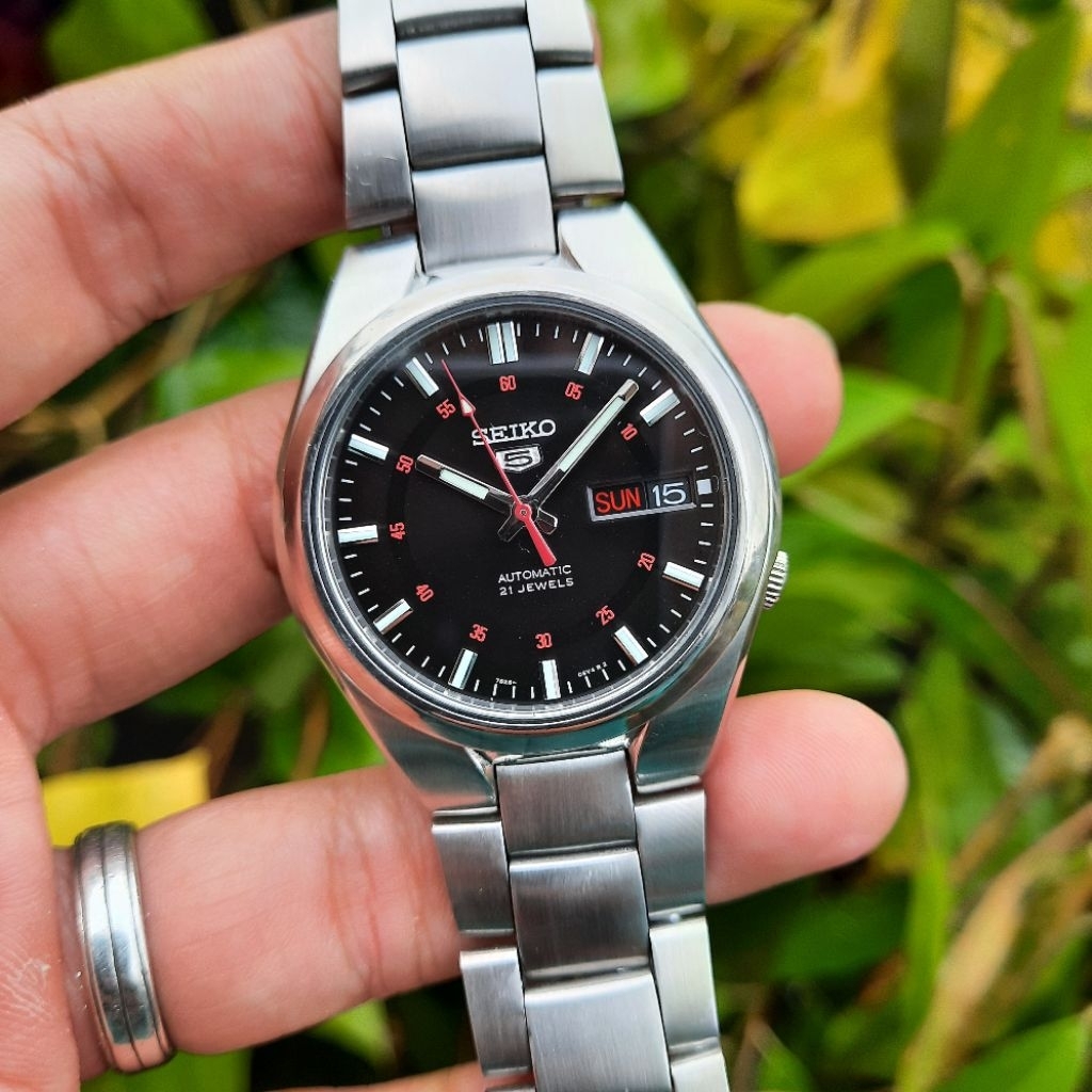 Seiko 5 Automatic SNK617K1 Hitam Black Red SNK617 7S26-02F0 Split Daydate