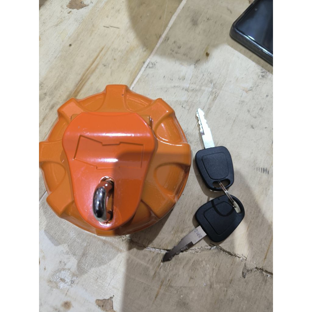 TUTUP TANGKI SOLAR DX200 TUTUP TANGKI DEVELON DX200 FUEL TANK CAP DEVELON DX200