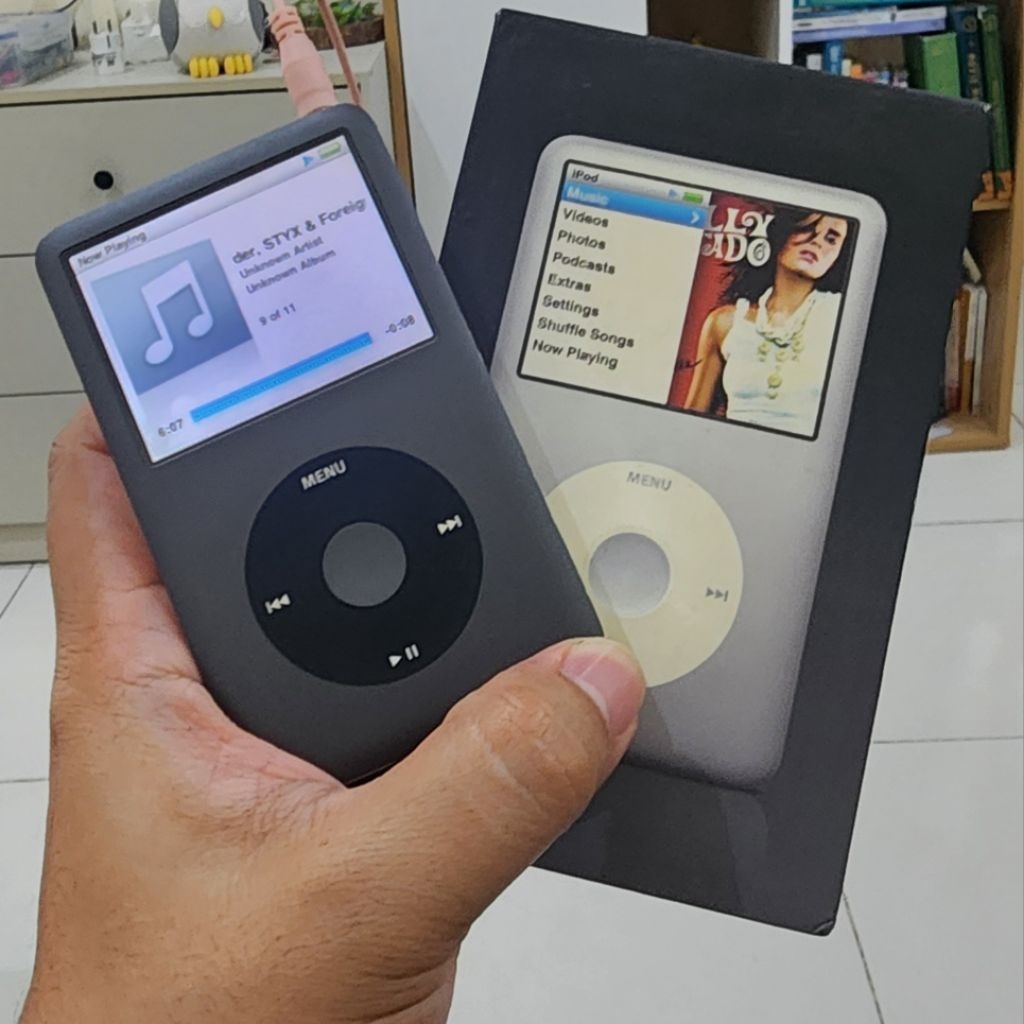 Koleksi Pribadi iPod Classic Gen 7 160GB Dark Silver Original – Fungsi Normal, Baterai Sehat