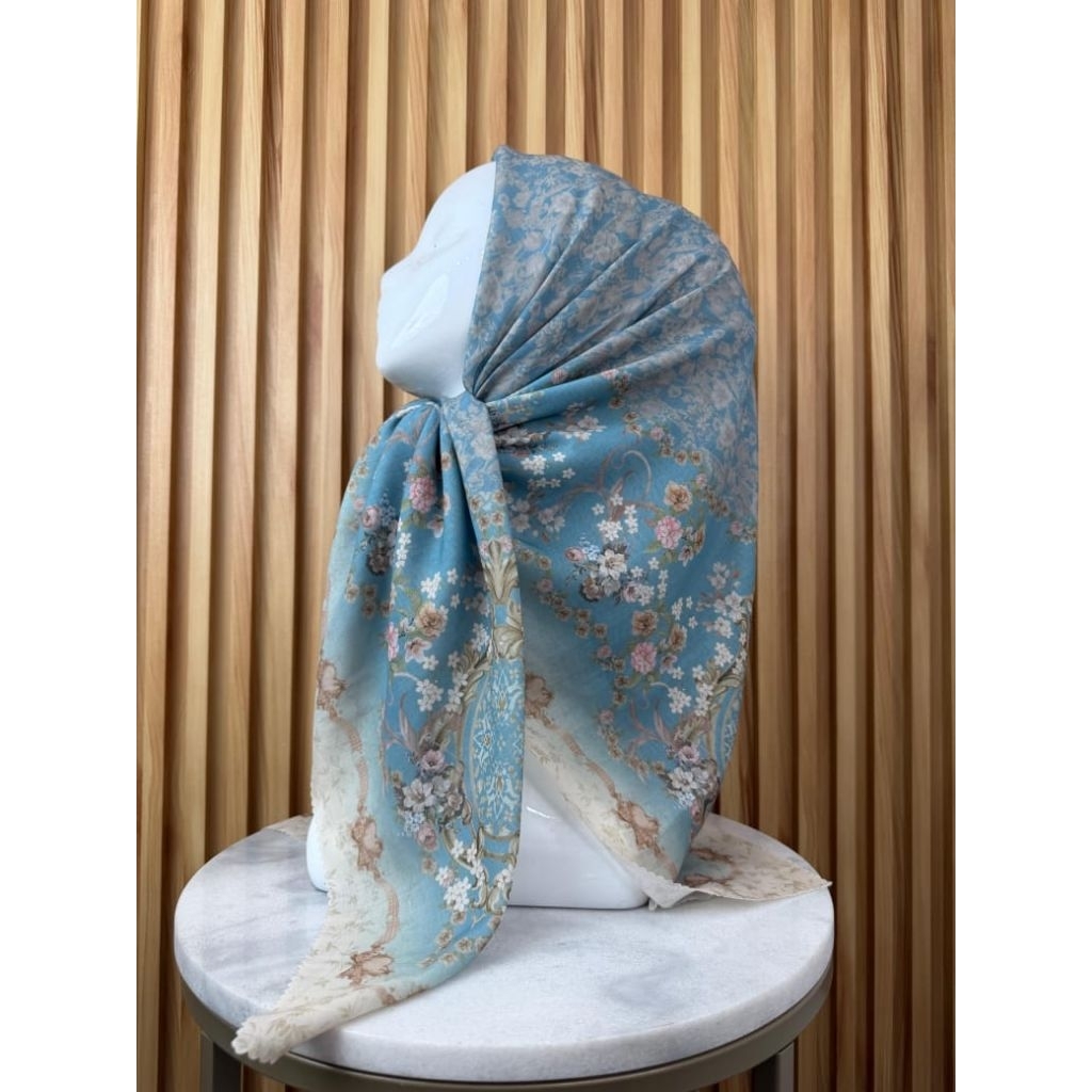HIJAB SEGI EMPAT VOAL MOTIF BUNGA OLIVIA TOSCA
