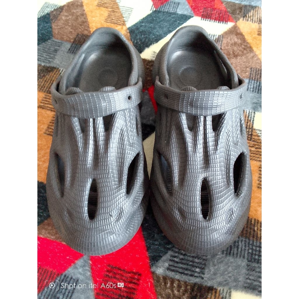 PRELOVED SANDAL PRIA SANDAL CROCS PRIA SANDAL SANTAI PRIA. LIKE PICT SIZE 42