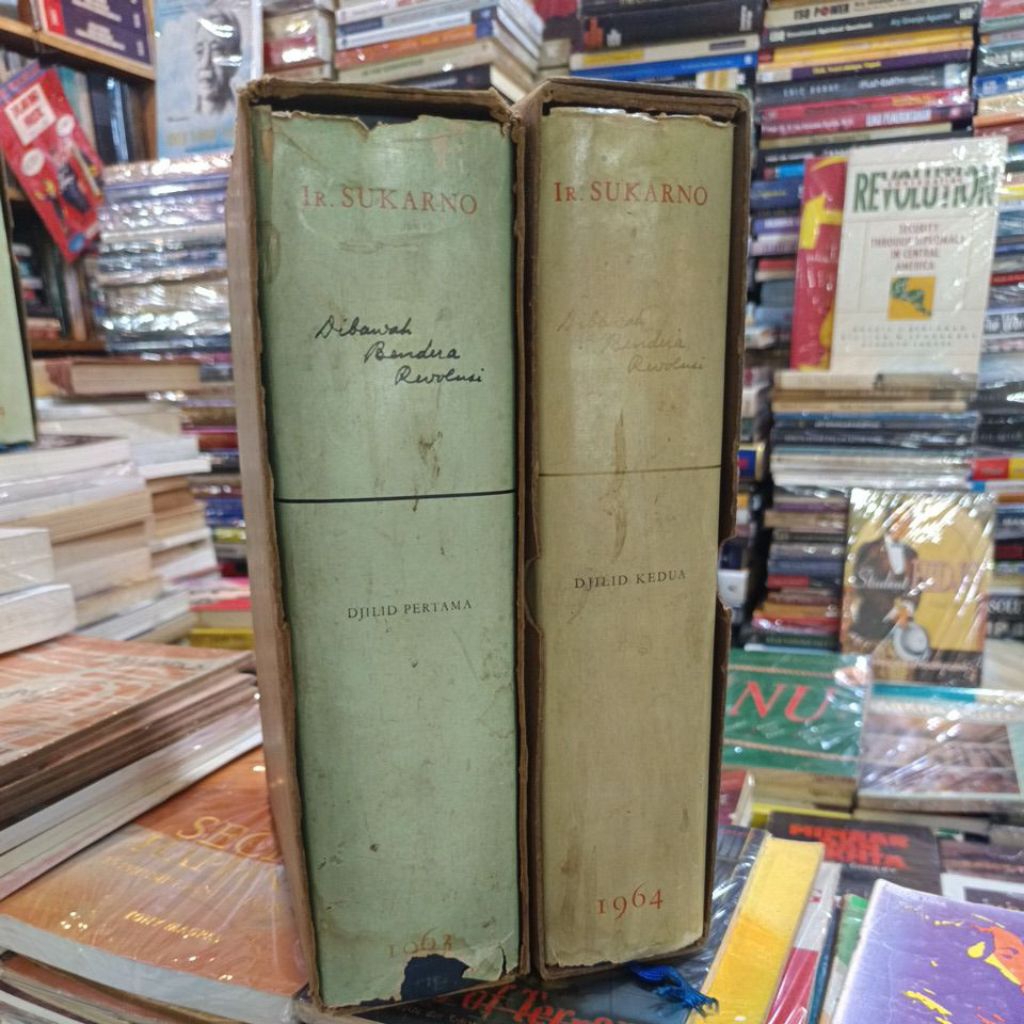 dibawah bendera revolusi djilid pertama & kedua by ir Soekarno 1963 & 1964