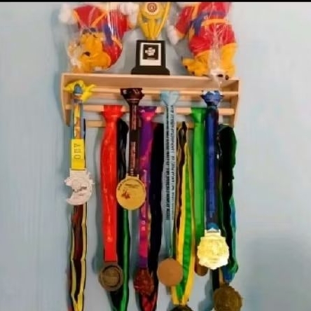 Rak Gantungan Medali Piala/ Rak Piala/Gantungan Dinding Mahoni Serbaguna