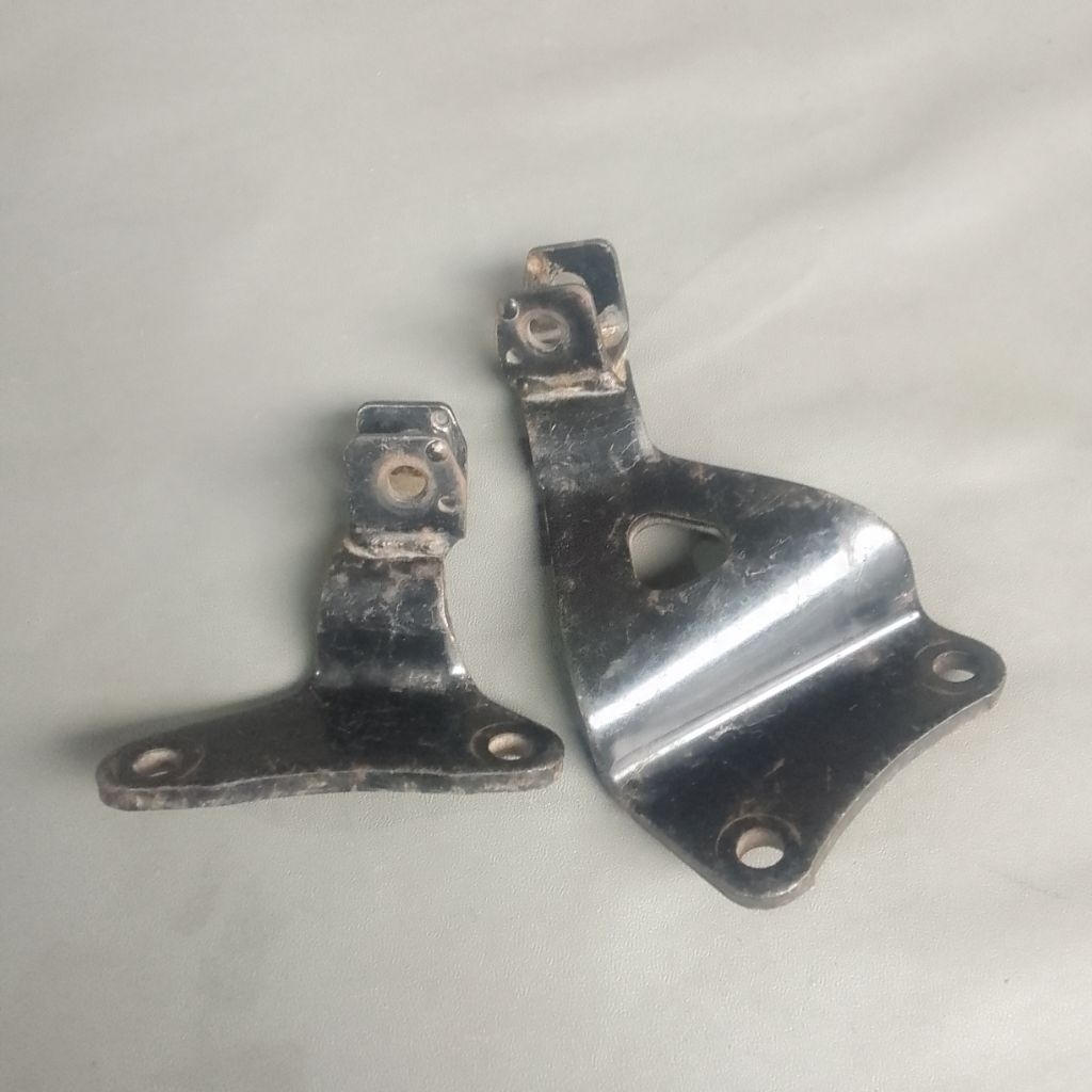 sepasang breket dudukan footstep pijakan kaki belakang yamaha mio sporty smile original second