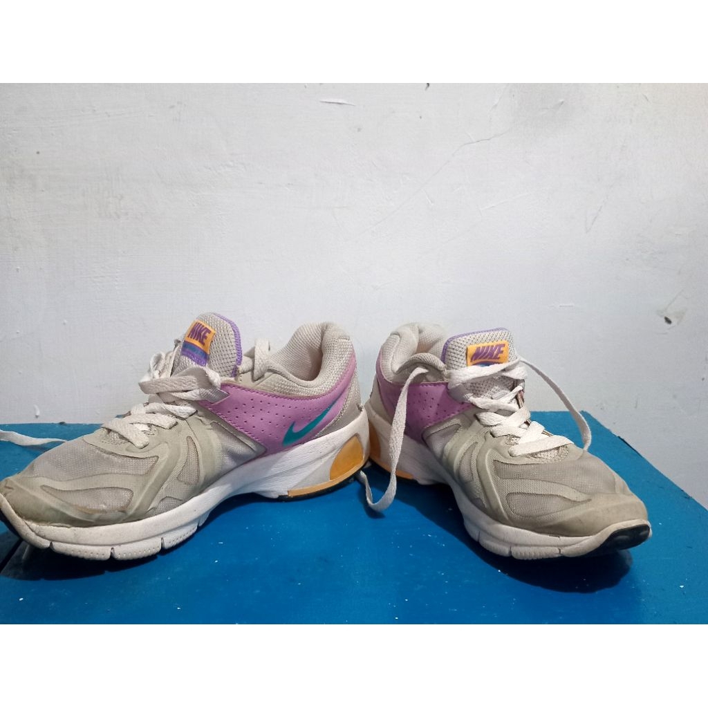 sepatu lari wanita nike size 35,5 made in Vietnam