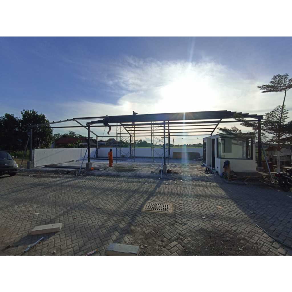 Rangka atap parkiran mobil