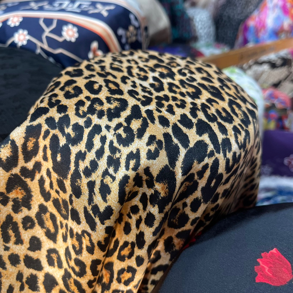 Kain Satin Silk motif macan / Kain Ori VS - Kain Motif macan | Harga per setengah M