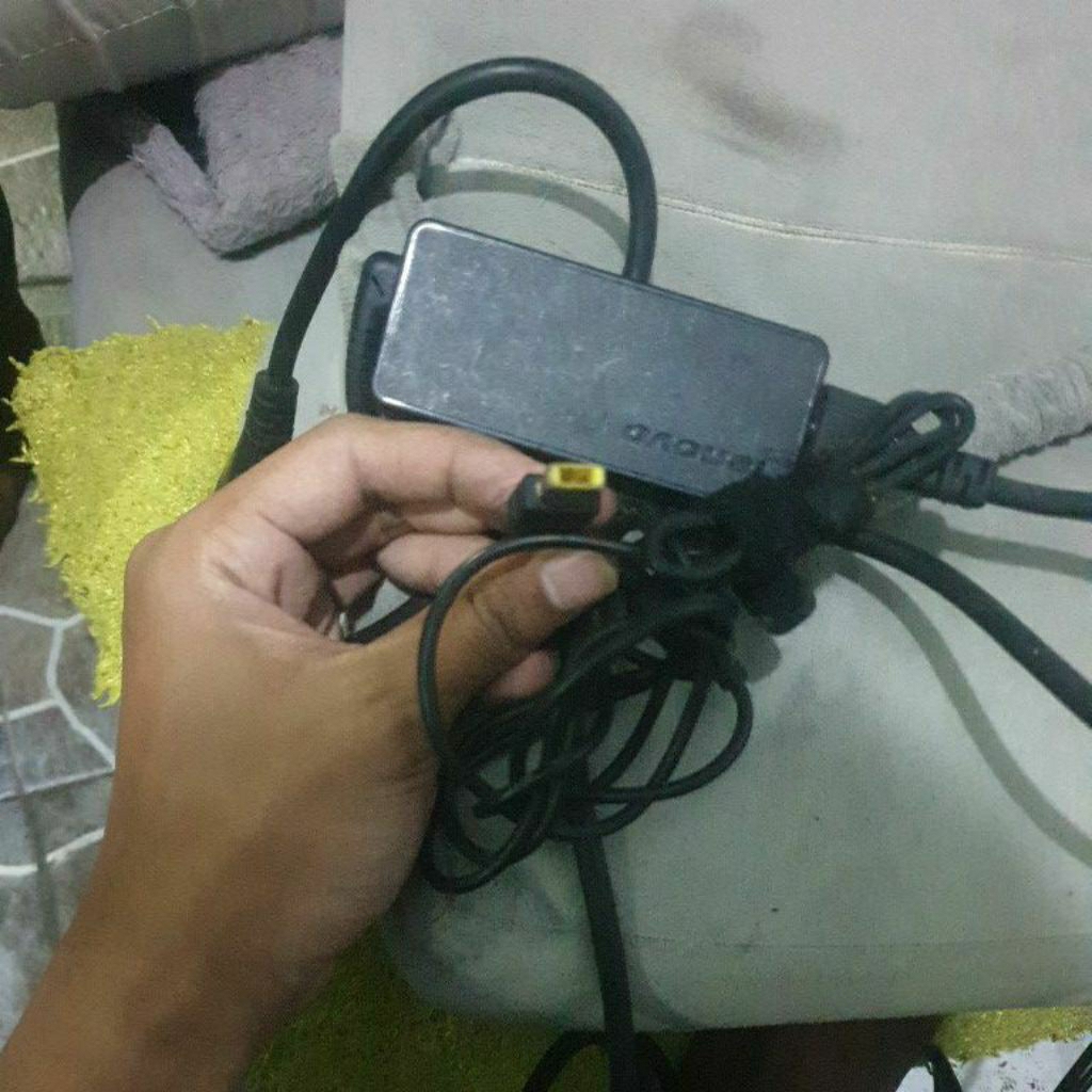Adapter Charger Laptop Lenovo Kotak