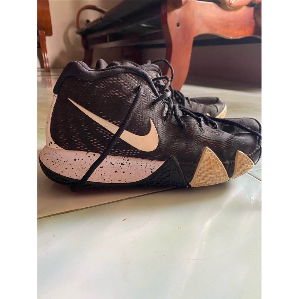 nike kyrie 4 black white AV2296-001 ukuran 42