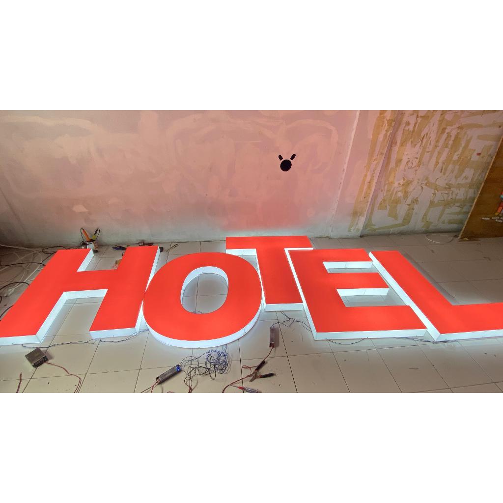 Huruf timbul akrilik lampu