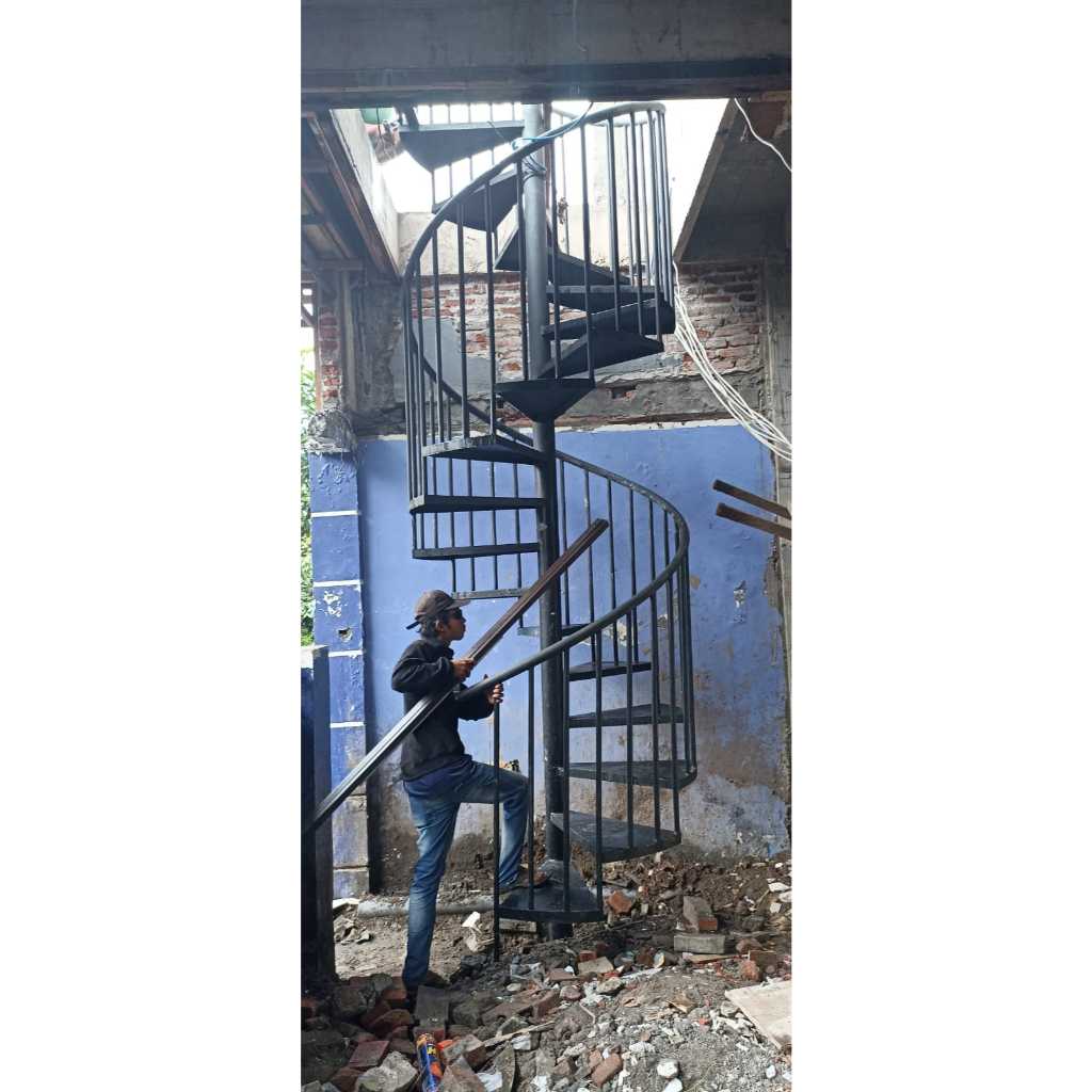 Tangga Putar Spiral Modern Hemat Ruang Tampilan Elegan dan Unik