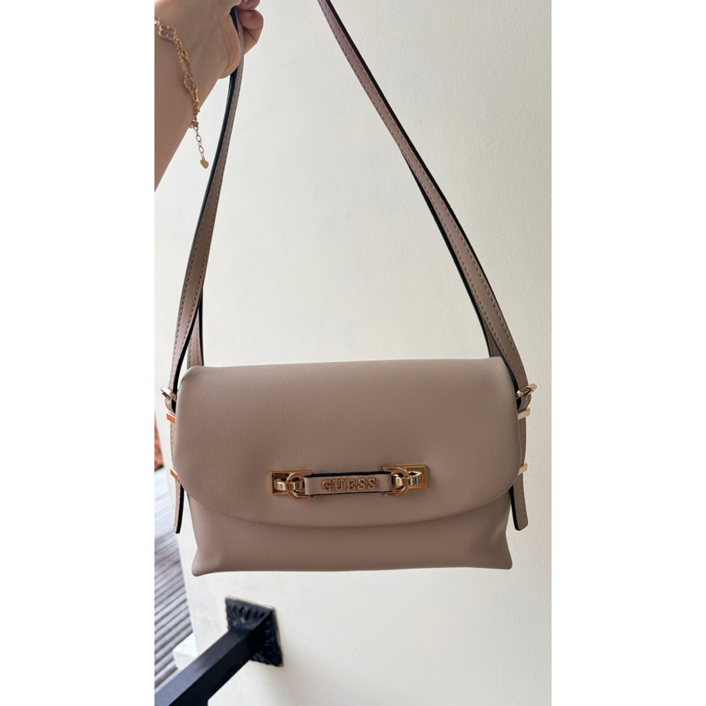 [preloved] guess shoulder bag in beige