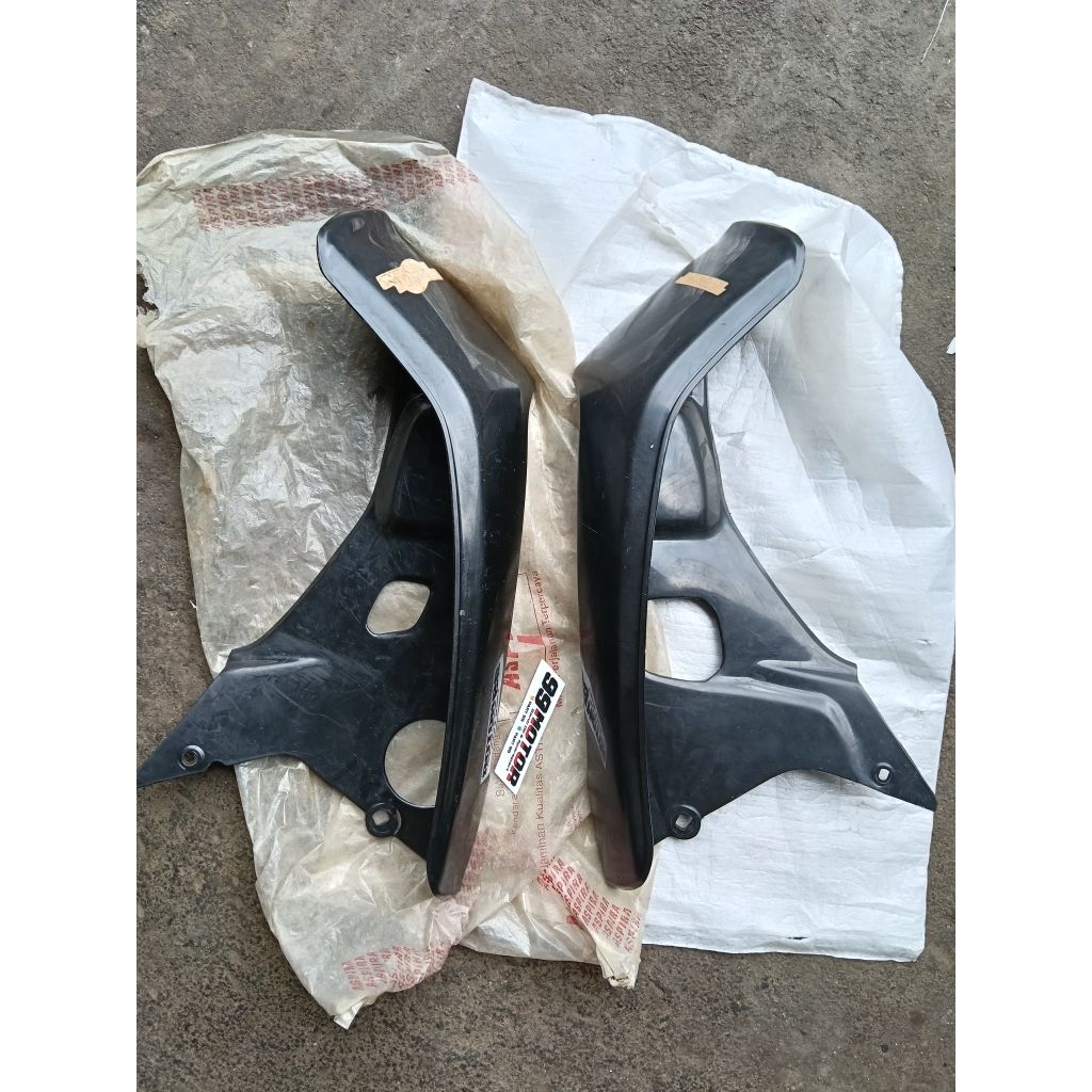 cover sayap legsild luar kanan kiri set hitam GN5 honda astrea grand original