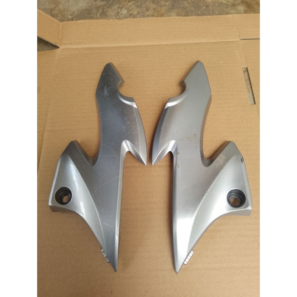 Kupingan Lampu Depan Honda CB 150R Kanan Kiri Original Copotan
