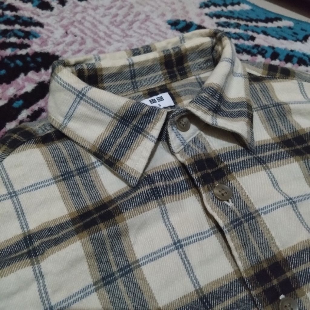 Uniqlo Kemeja Flannel Kotak/Plaid Lengan Panjang Coklat Beige/Cream/Brown Khaki Small
