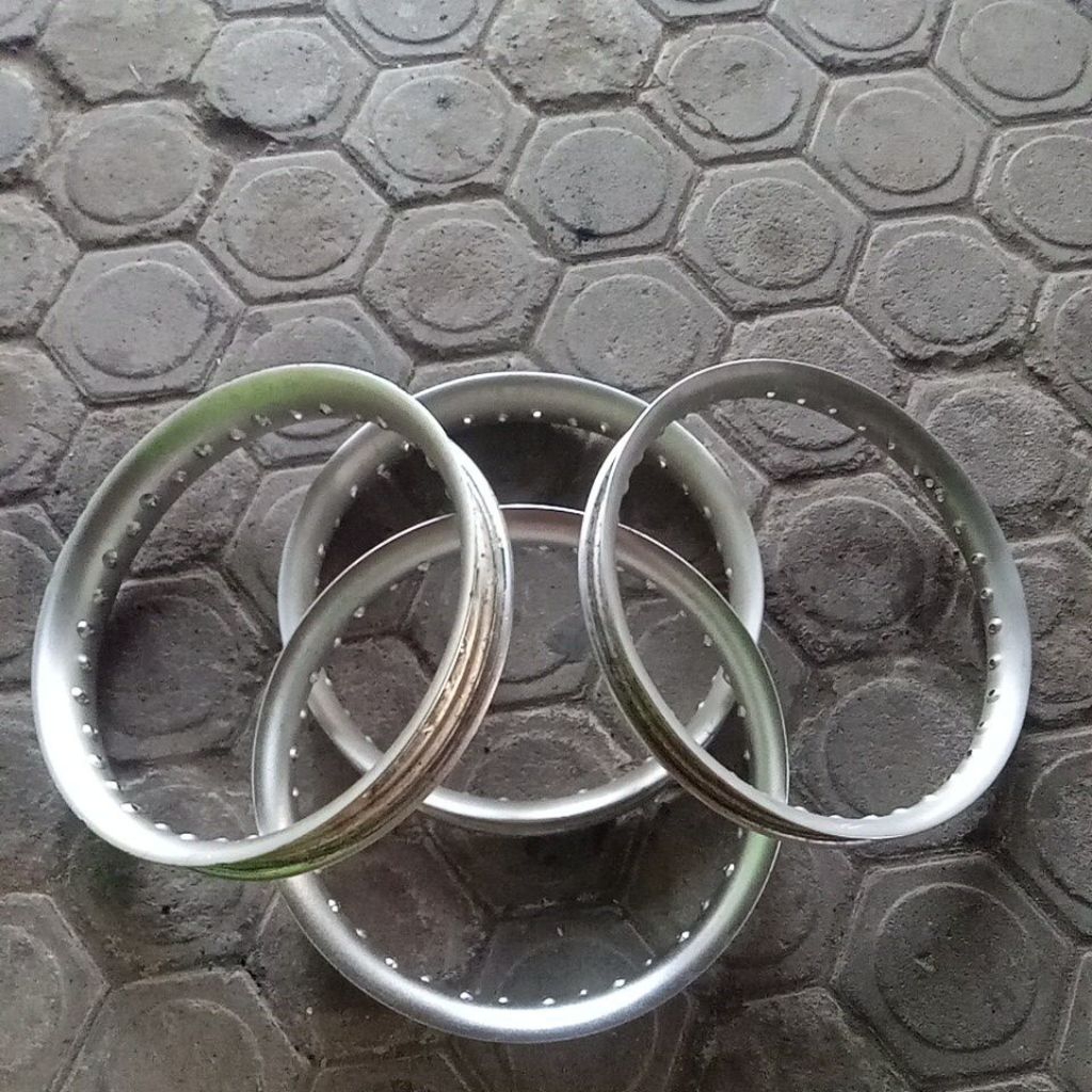 VELG/PELK ALUMUNIUM ALLOY SILVER SETENGAH LINGKARAN RING 17 BEKAS PAKAI KONDISI LAYAK PAKAI