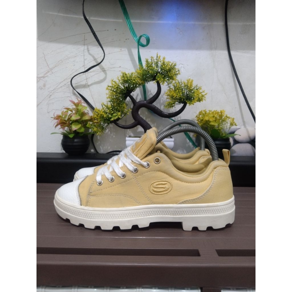 Size 37 | Sepatu Skechers Roadies True Roots