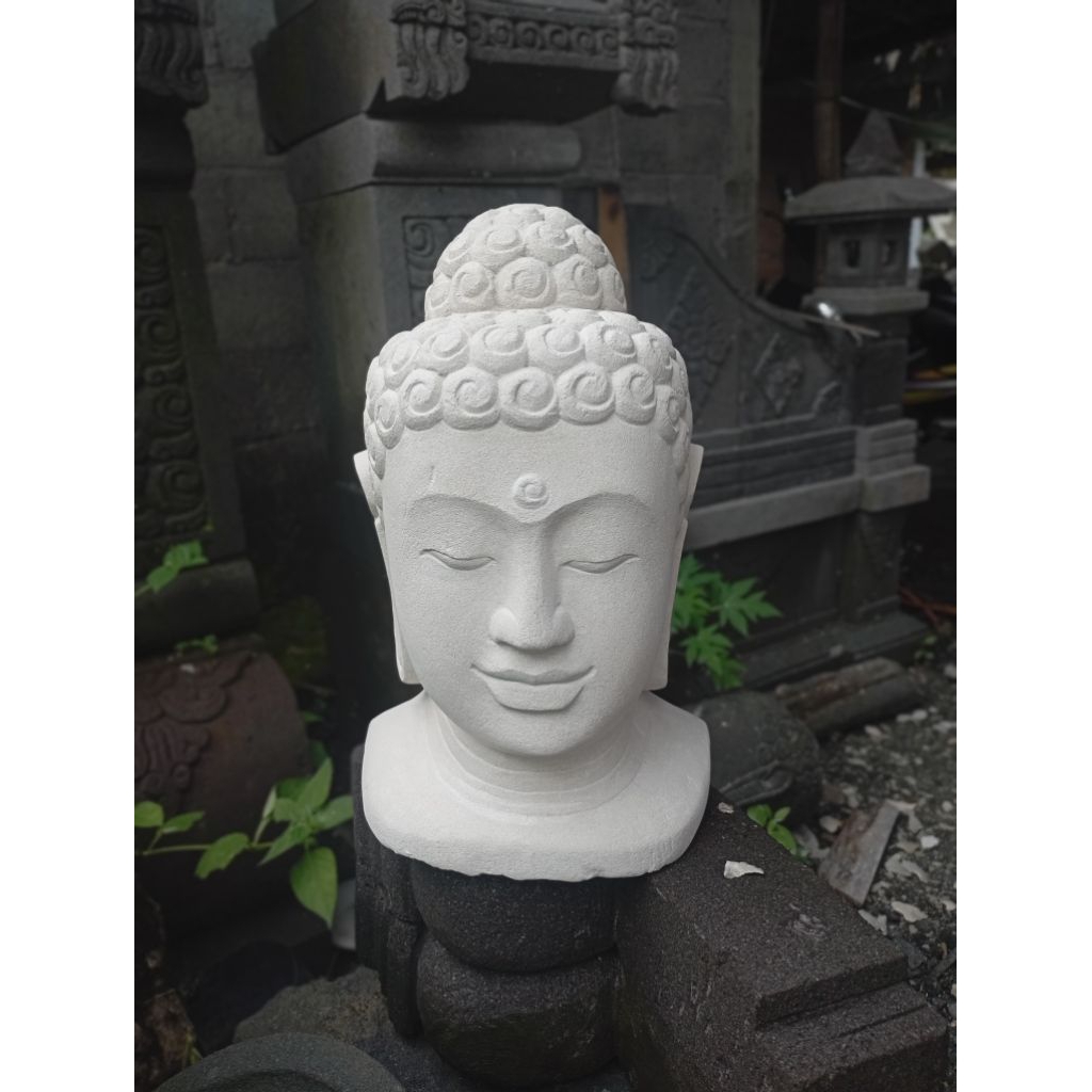 patung kepala Buddha batu putih