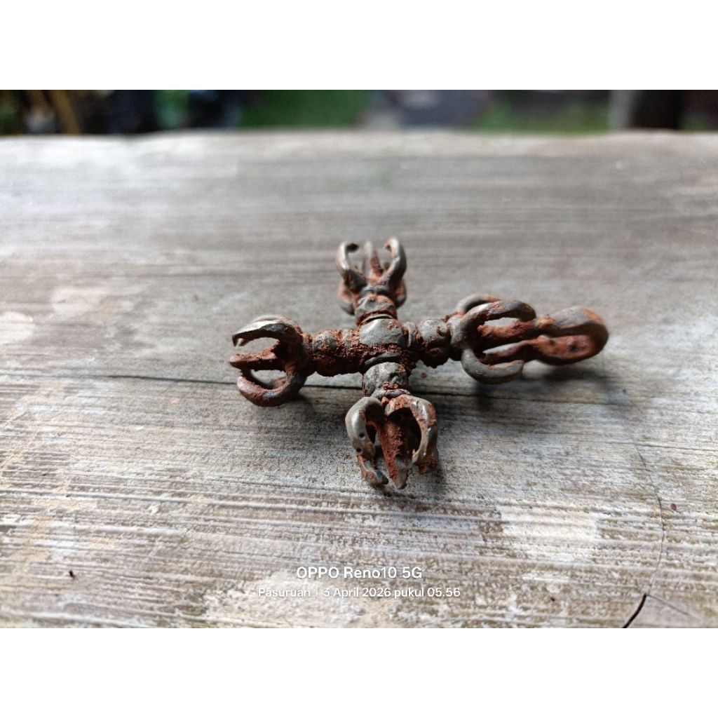 liontin kuno temuan motif vajra