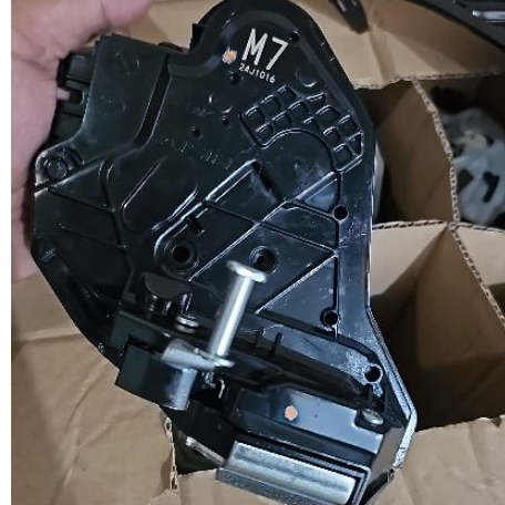 door lock pintu tengah kiri belakang  door lock innova reborn original