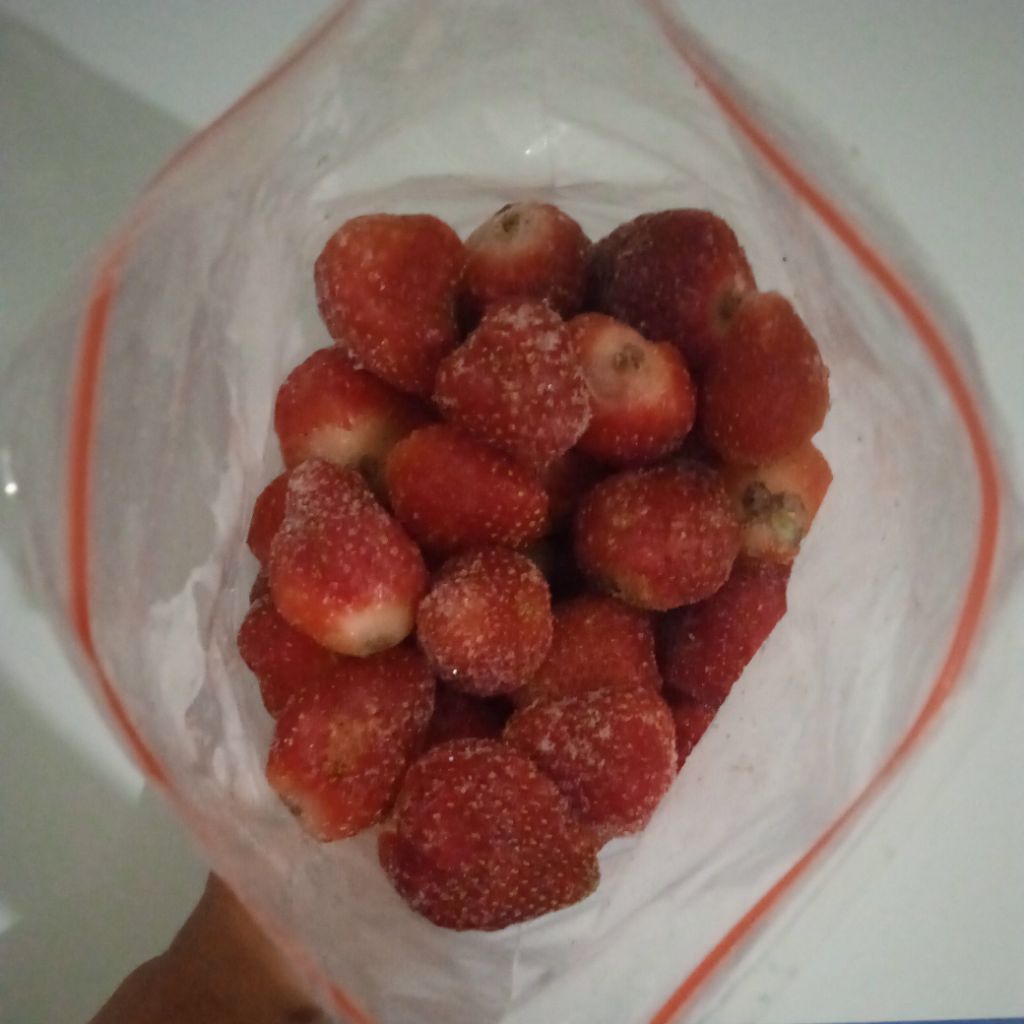 Buah Strawberry Frozen Berkualitas 500gr dan 1kg Segar