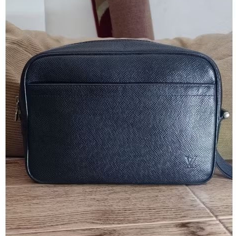 Clutch Louis Vuitton hitam (second)