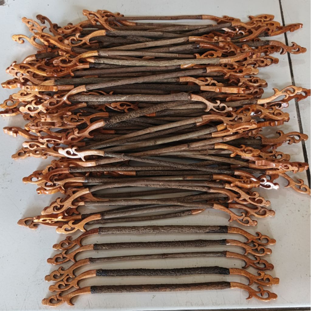 Tangkringan ukir pleci Helloped asembali