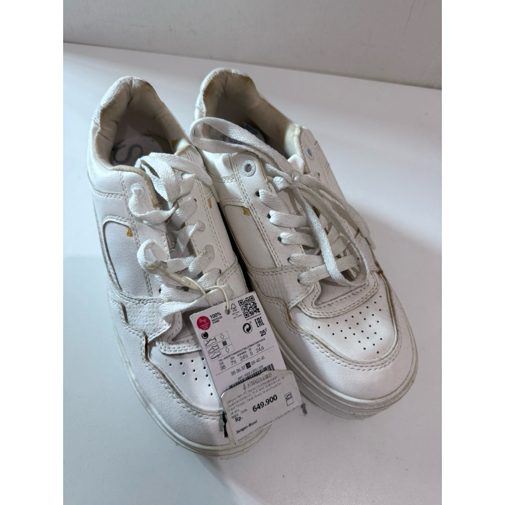 Sepatu stradivarius