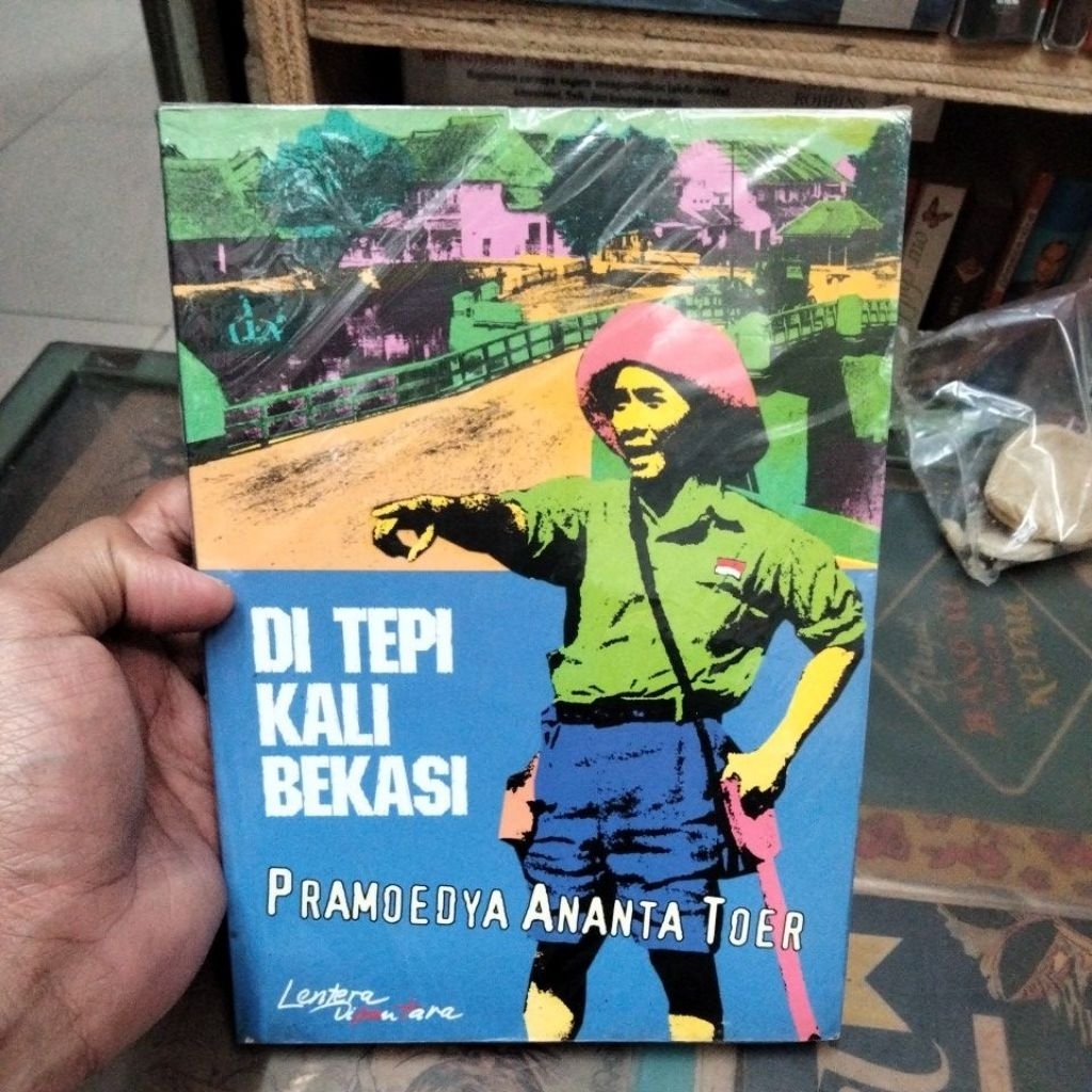 Pramodya Ananta toer di tepi kali bekasi