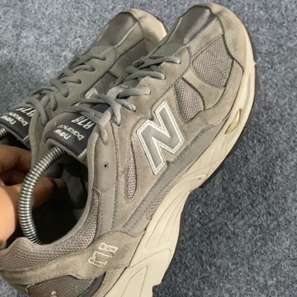 Sepatu Sneakers 878 size 43